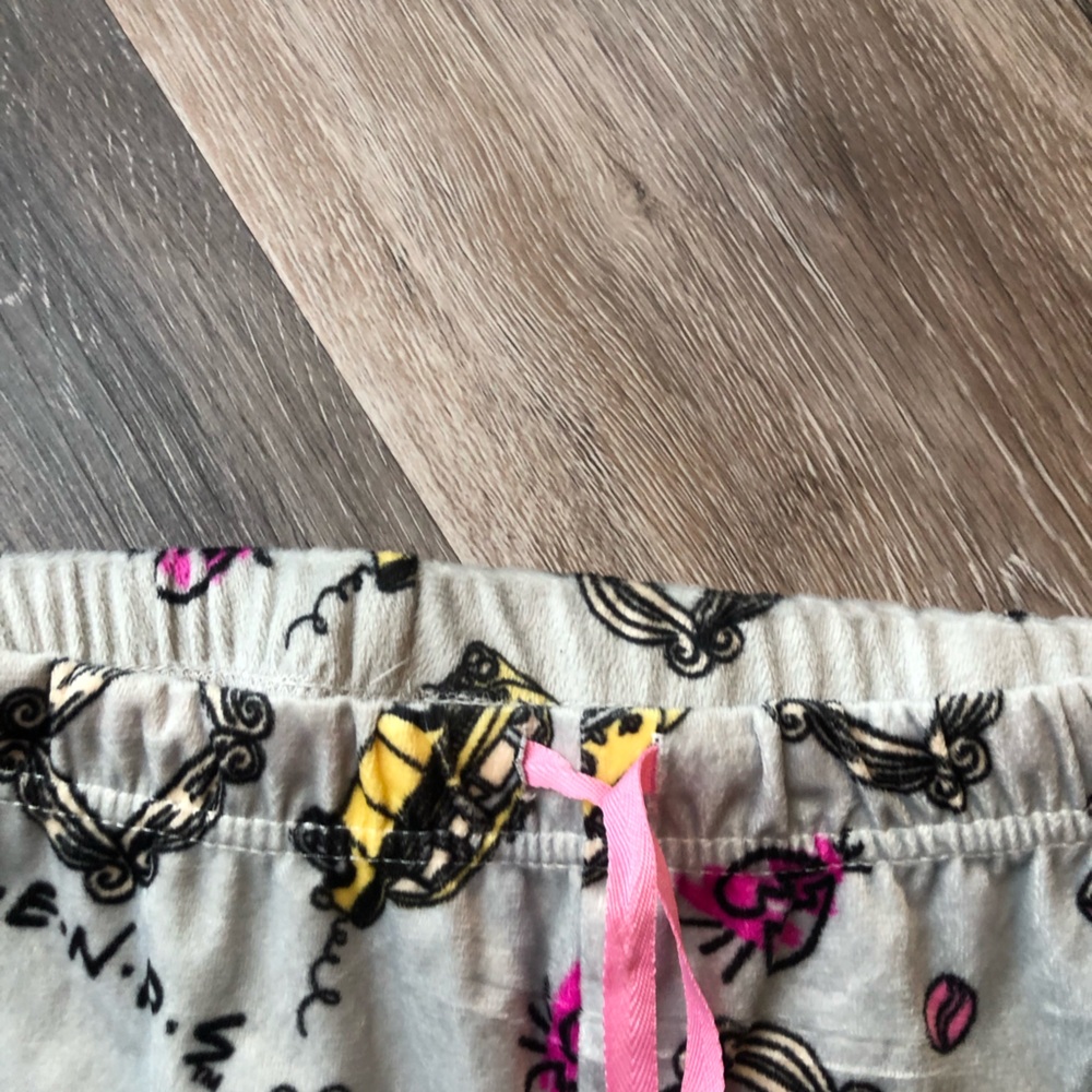 FRIENDS Themed Women’s Gray Pajama Pants Size Large - Picture 3 of 4